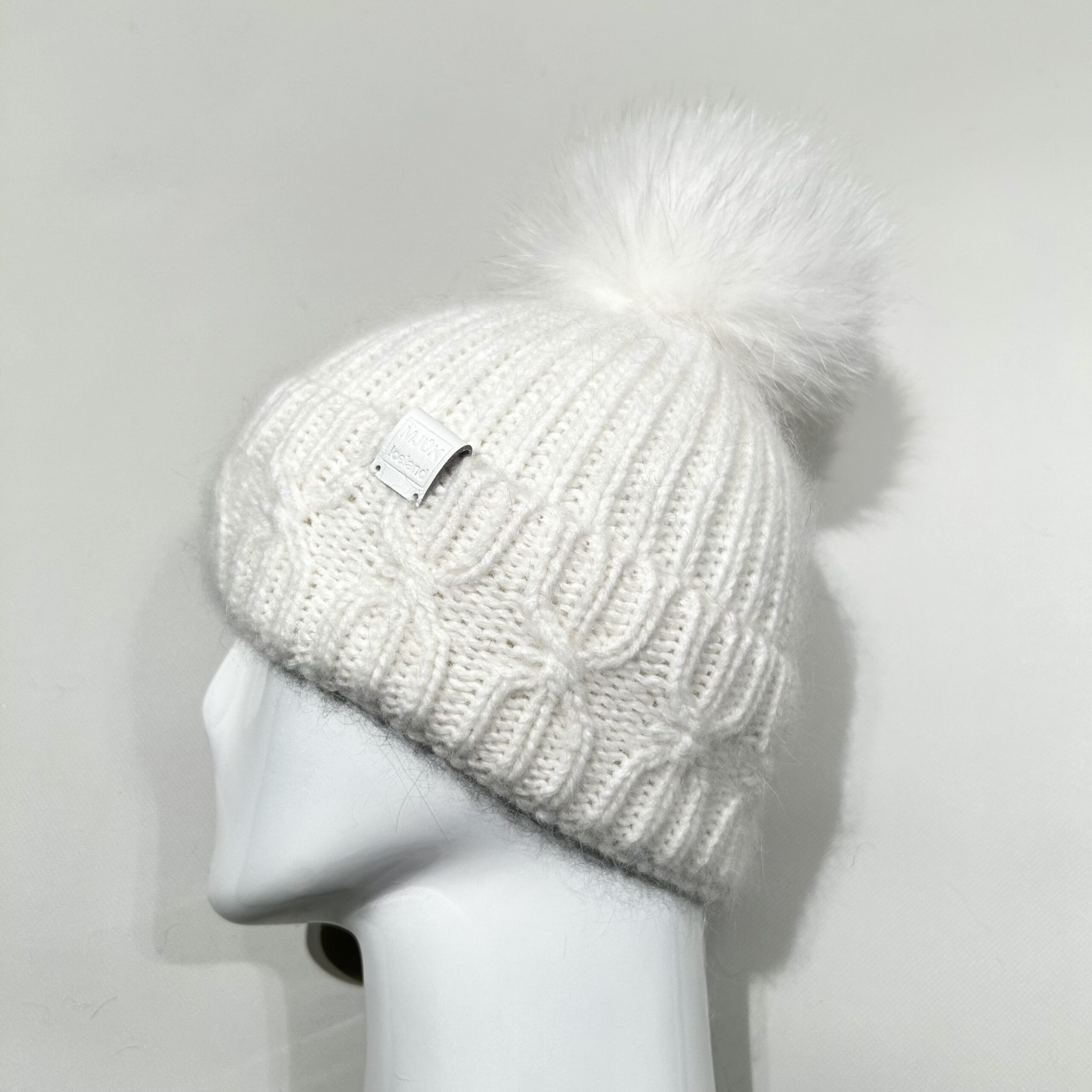 Roots beanie. White. Arctic fox pompom. – Mjúk Iceland